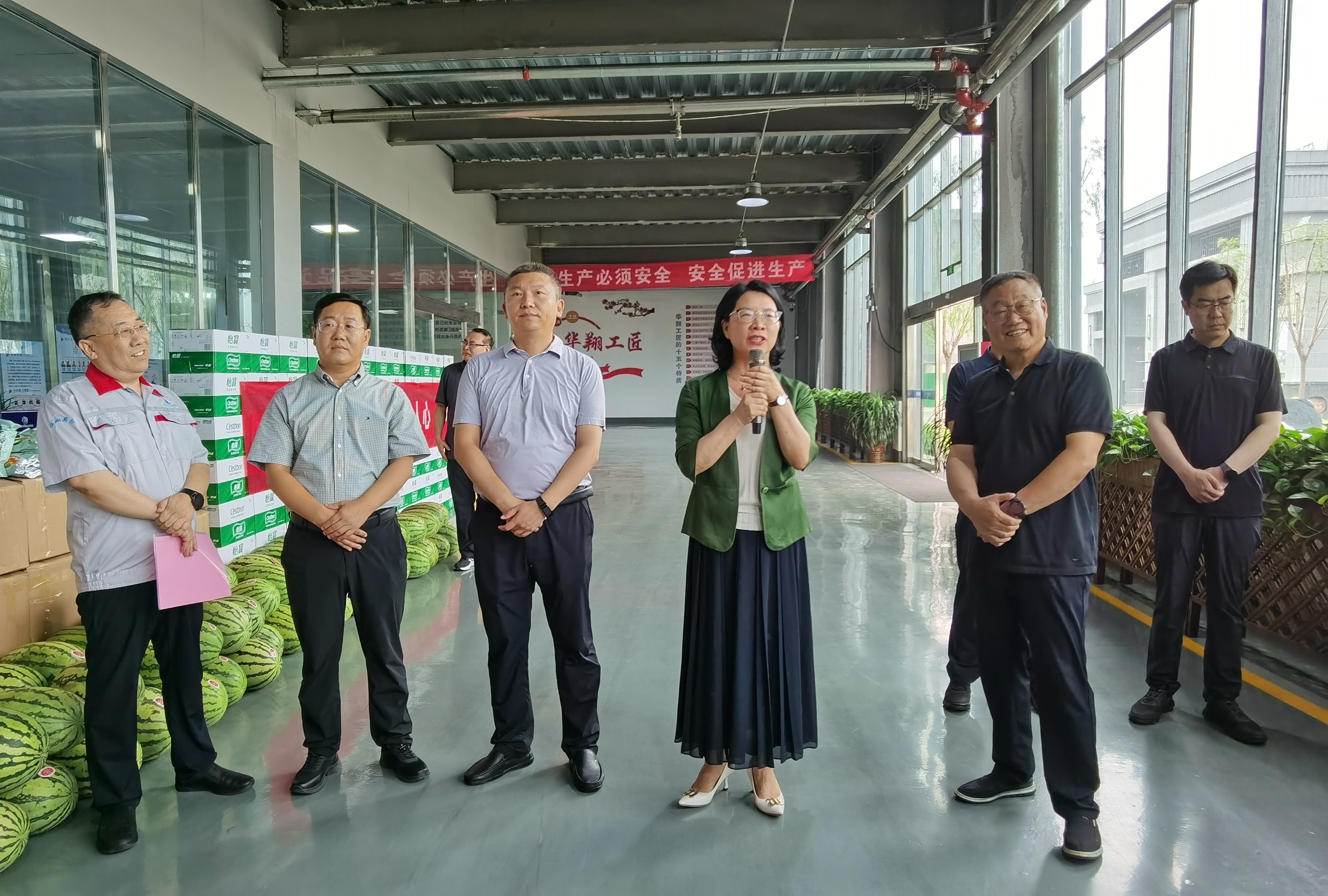 清涼慰問暖人心、凝心聚力鼓干勁