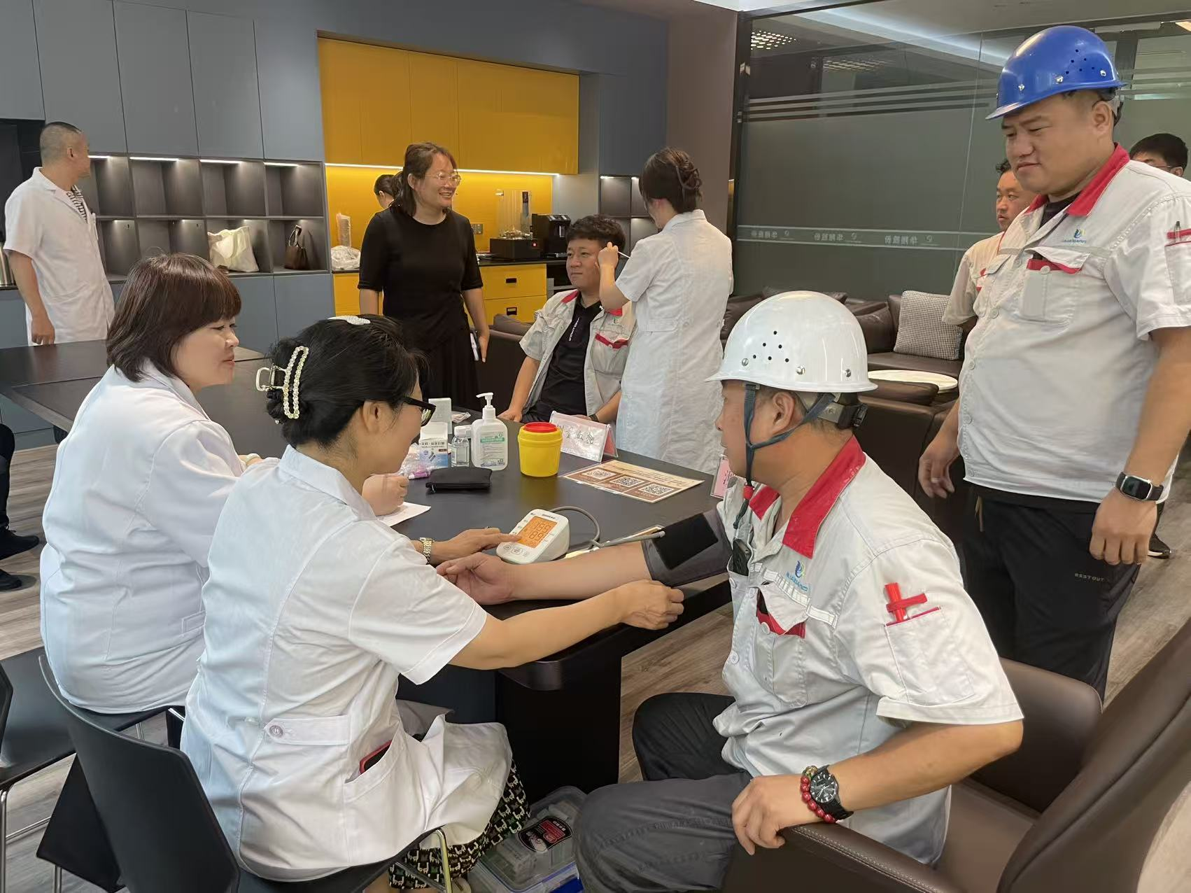 臨汾市中醫(yī)院走進(jìn)華翔集團(tuán)開(kāi)展“主題黨日”為民辦實(shí)事義診活動(dòng)?筑牢職工健康防線