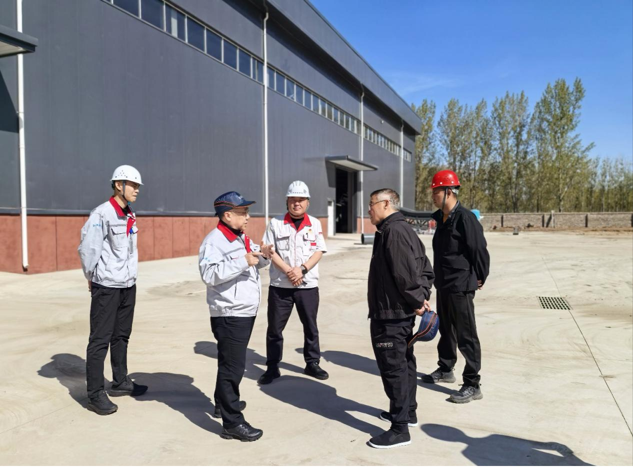 筑牢安全防線 情暖堅(jiān)守初心 ——華翔集團(tuán)黨委書(shū)記、董事長(zhǎng)王春翔深入工廠開(kāi)展慰問(wèn)巡查工作